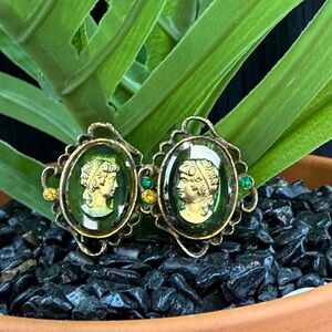 ⭐️Vintage Hobe Cameo intaglio glass green Clip On Earrings Detailed Gold Tone